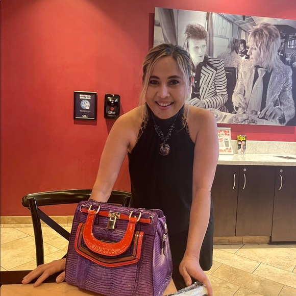 Meet your Posher, Lia - Picture 5 of 9